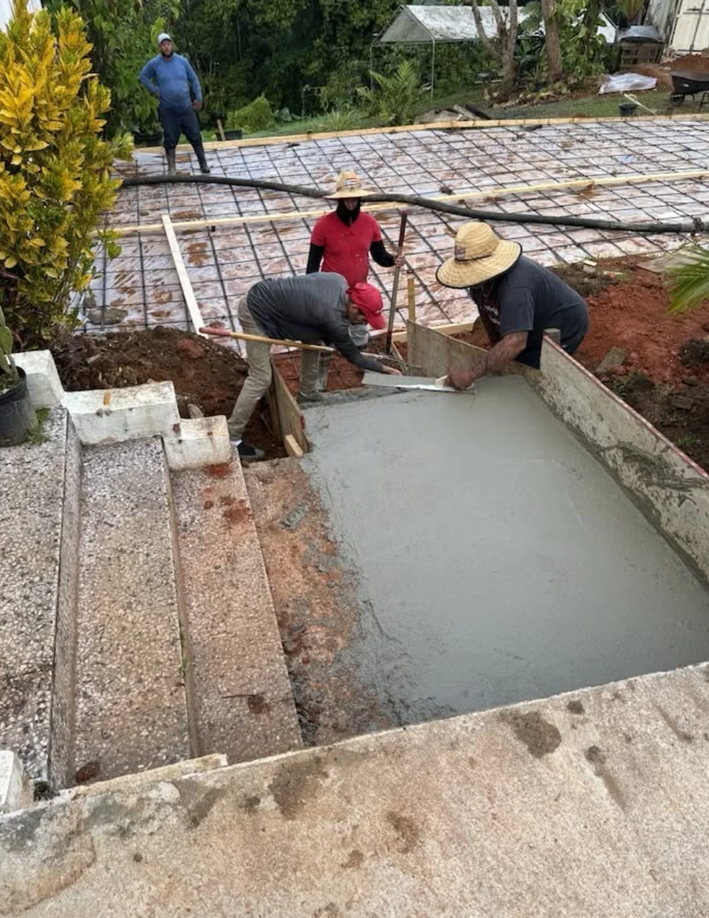 Cuadrilla de Cuarto Bate vaciando losa de hormigón