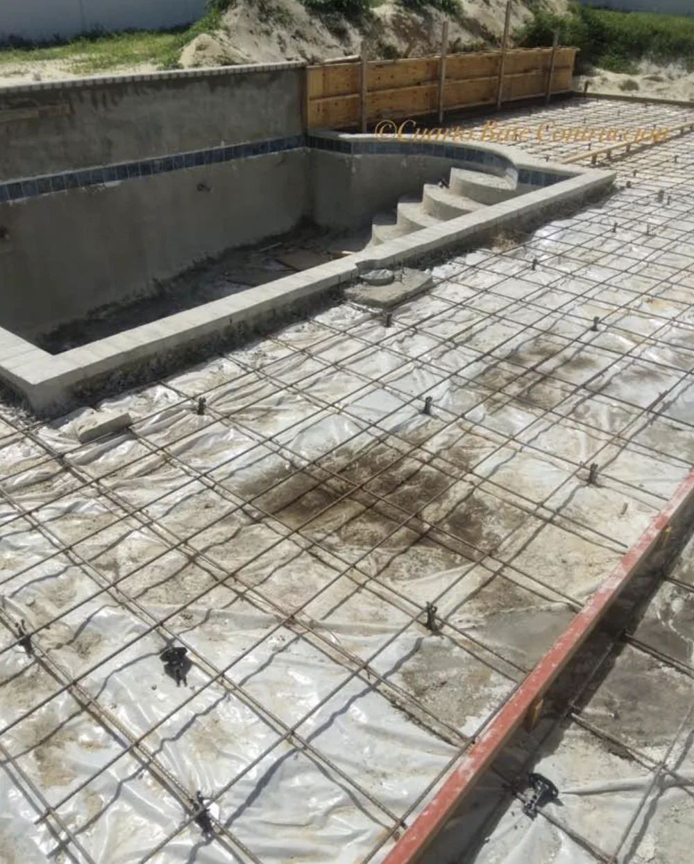 Construcción de piscina en proceso
